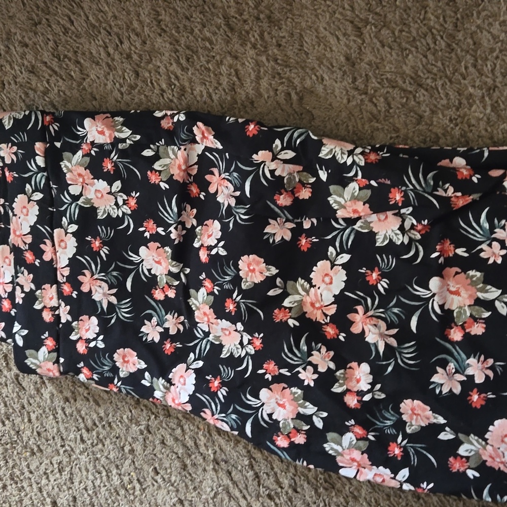 Short flowered Capris size 18 stretch  waist only worn  once great  condition